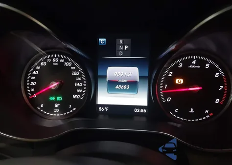 2018 Mercedes-Benz C 300 4Matic z USA, uszkodzony, nr VIN 55SWF4KB2JU282237